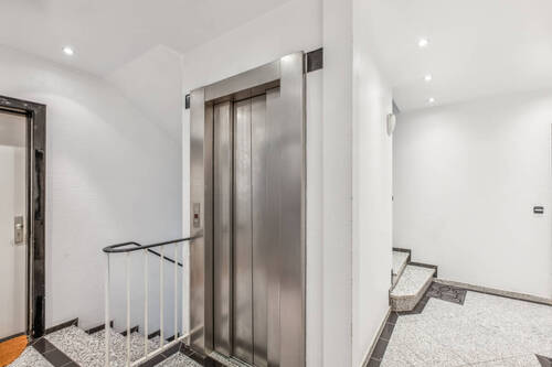 Treppenhaus mit Aufzug auf die Etage - 