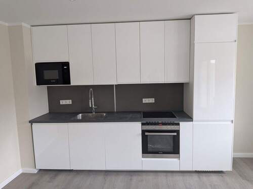 Hochglanz weiße Küche - 2 Zimmer Etagenwohnung in Rüdesheim am Rhein