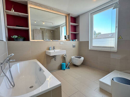 Badezimmer mit Dusche & Wanne - 