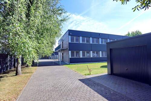 Zufahrt 2 Garagen u. Bürogebäude - 