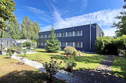 Bürogebäude mit Gartenanlage - 