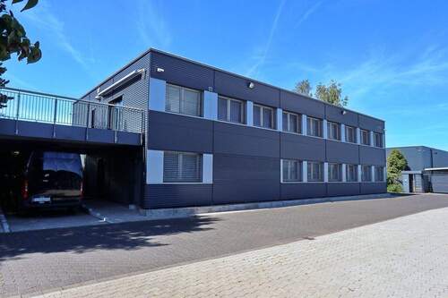 Betriebsleiterwhg. u. Carport - 