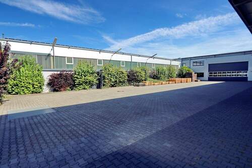 Lagerhalle Nr. 3 mit breitem Sektionaltor - Halle in Salzkotten