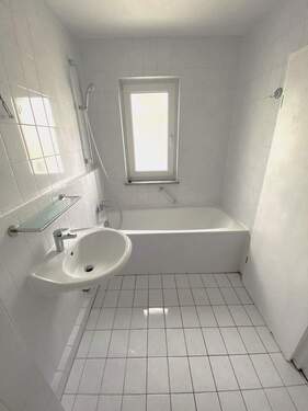 Badezimmer mit Badewanne - 