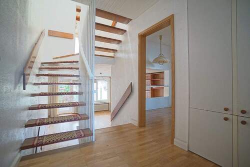 Flur mit Treppenaufgang - Reihenmittelhaus mit 95,00 m&sup2; in Bremerhaven zum Kaufen