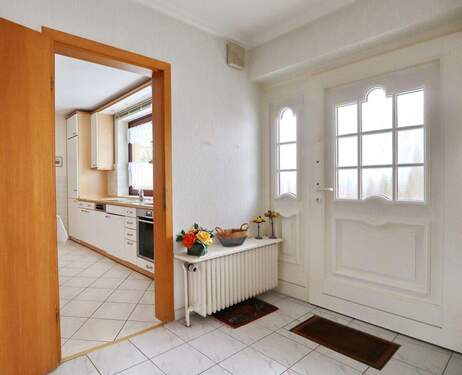 Eingangsbereich mit Blick in die Küche - 