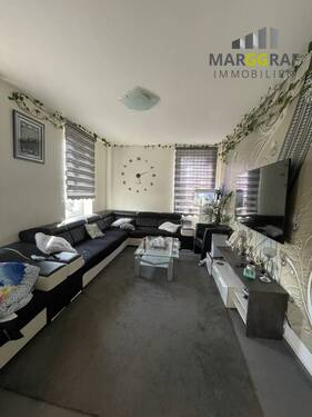 Wohnzimmer OG1 links - Modernisiertes Mehrfamilienhaus mit 5 Wohnungen und 2 Gewerbeeinheiten auf einer vermietbaren Gesamtfläche von 598 m² mit gesicherten Mieteinnahmen in