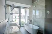 Bad en Suite mit Wanne und Dusche - 