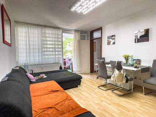 Wohnzimmer mit Balkonzugang - Etagenwohnung mit 60,40 m² in Gelsenkirchen zum Kaufen
