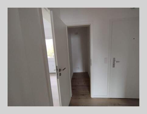 Flur mit Abstellraum - 