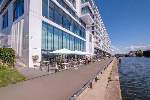 Benachbartes Café am Spreeufer - 