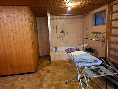 Sauna mit Dusche im Keller - 
