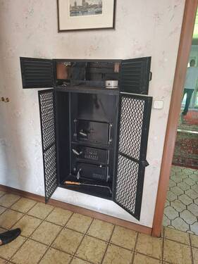 Befeuerung des Kamins im EG - 