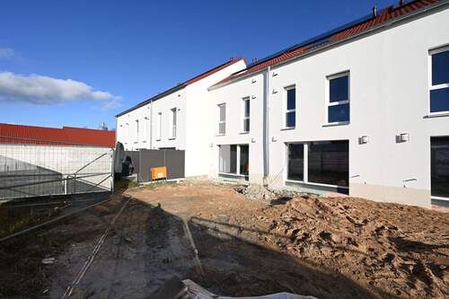 Geräumige Gartenfläche - Reihenmittelhaus mit 131,90 m&sup2; in Postbauer-Heng zum Kaufen