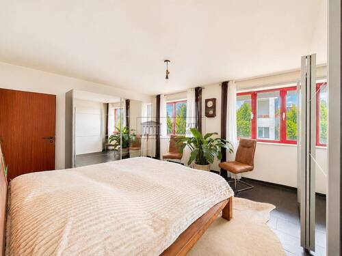 Ruhiges Schlafzimmer - Kölner-Süden! Direkt am Rhein: 4-Zimmer Wohnung mit Balkon, Aufzug und TG-Stellplatz