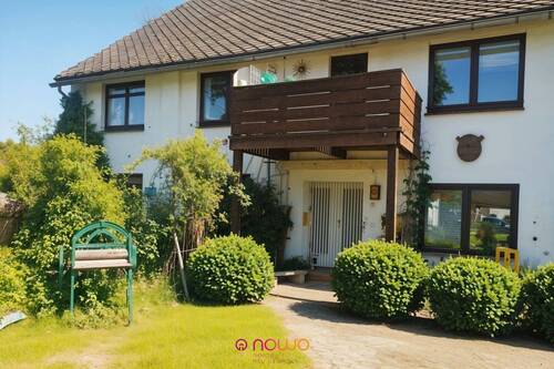 Eingang mit Balkon - 7 Zimmer Doppelhaushälfte zum Kaufen in Lehre