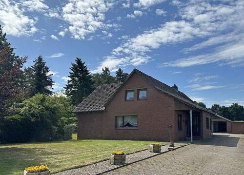 Straßenansicht - Platz für die ganze Familie und Ihre Ideen