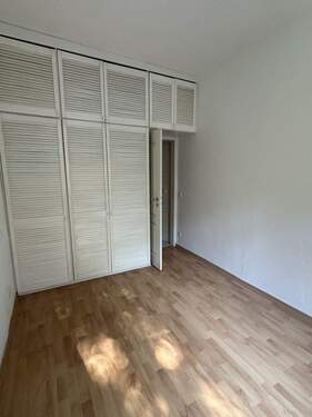 Einbauschrank in Schlafzimmer klein - 
