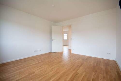 Großes Schlafzimmer im 3. OG - 8 Zimmer Mehrfamilienhaus, Wohnhaus in Nürnberg