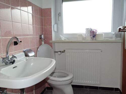 Toilette mit Fenster im UG - 