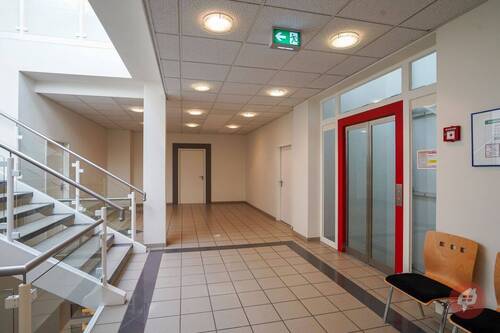 Eingangsbereich Lichthof - Ehemalige Praxisfläche in zentraler Lage von Itzehoe - auch für Büro gut geeignet