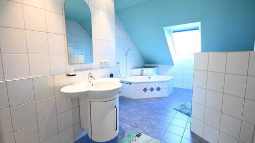 Kinderbad mit Dusche und Wanne - 