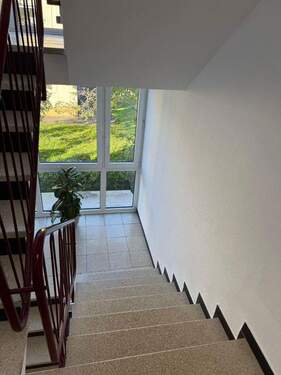 Treppenhaus / Flur - Mehrfamilienhaus, Wohnhaus mit 390,00 m&sup2; in Mengen zum Kaufen