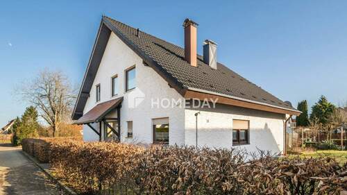 Außenansicht 1 - Gemütliche, modernisierte 3-Zimmer-Dachgeschosswohnung mit Süd-Loggia & tollem Ausblick