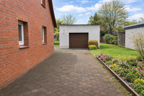 Garage - 5 Zimmer Doppelhaushälfte in Bad Bramstedt