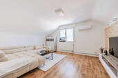 Wohnzimmer im Dachgeschoss - Mehrfamilienhaus, Wohnhaus mit 208,80 m&sup2; in Steißlingen zum Kaufen