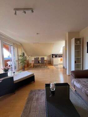 Wohnzimmer und Essplatz - 3 Zimmer Etagenwohnung zur Miete in Eglfing