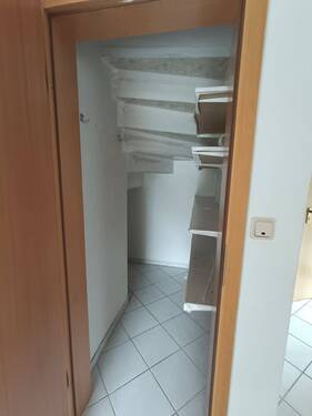 Abstellraum unter der Treppe - 