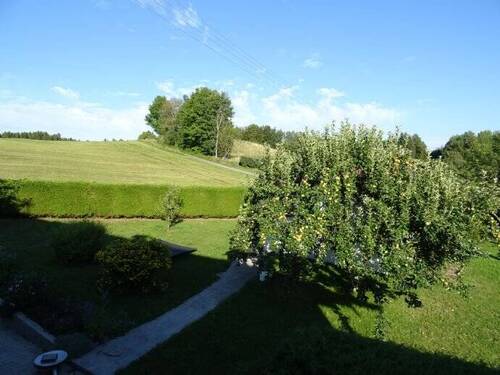 Blick von der Terrasse über den Garten - 