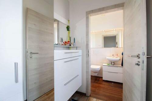 Flurteil und Blick ins Gäste WC - 