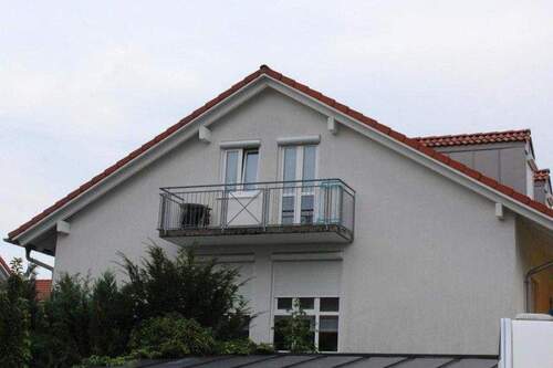 Hausansicht zum Balkon - Gemütliche 2-Zimmer-Dachgeschoss-Wohnung in Geretsried