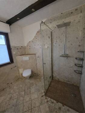 Badezimmer 1 (KI Staging) - 9 Zimmer Einfamilienhaus zum Kaufen in Neunkirchen-Seelscheid