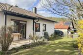 Garten (Vorne) - Traumgarten mit Südwestlage, Terrassen und Garagen - Einfamilienhaus in ruhiger Lage