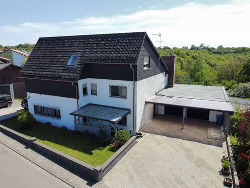 Hausansicht - Großzügiges Einfamilienhaus mit Einliegerwohnung und traumhaftem Weitblick!