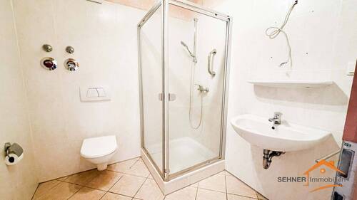 Bad mit Dusche - 