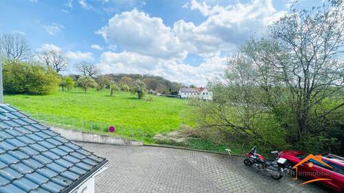 Blick aus dem Schlafzimmer, Stellplatz (rechts) - 