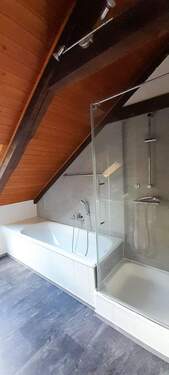 BAD MIT DUSCHE UND WANNE - 