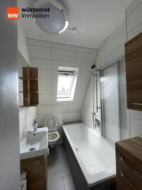 Tageslichtbadezimmer mit Wanne - 