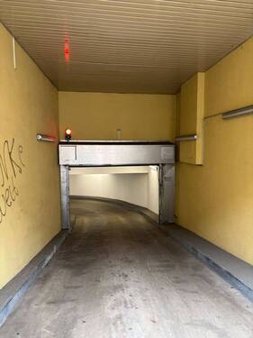 Tiefgaragenzufahrt - 