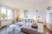 helles und gemütliches Wohnzimmer - 3 Zimmer Etagenwohnung in Stuttgart