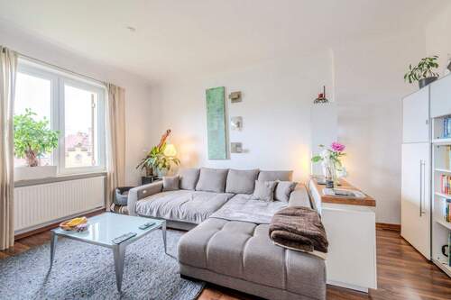 helles und gemütliches Wohnzimmer - 3 Zimmer Etagenwohnung in Stuttgart
