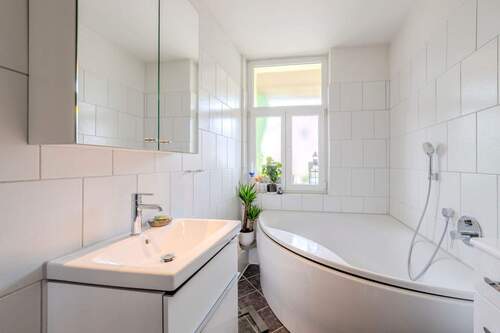 Tageslichtbad mit Eckbadewanne - 