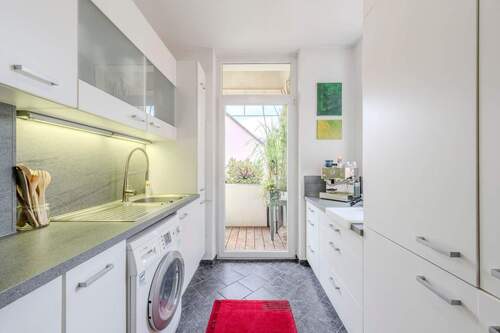 Einbauküche mit Zugang zur Loggia – ideal für Frühstück an der frischen Luft - 