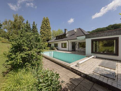 Außenbereich mit Pool - 