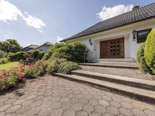 grüne Zuwegung zum Hauseingang - 