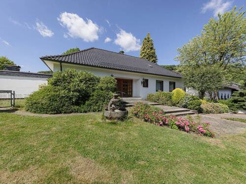 Stilvolles Anwesen - Stilvolle Rarität in versteckter Lage: Einfamilienhaus mit traumhaftem Grundstück und Doppelgarage!